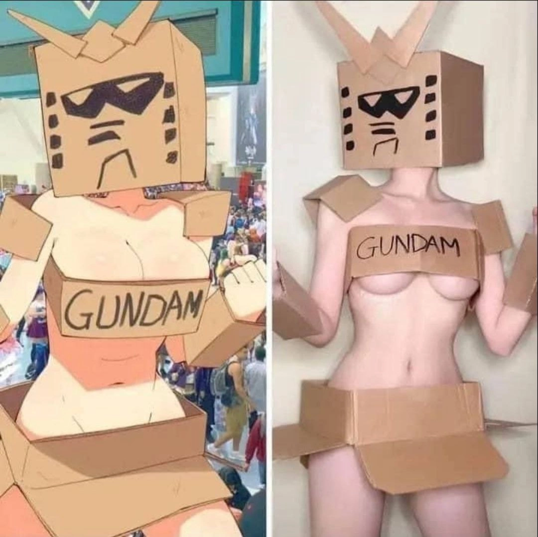 两个女人穿着动画角色,其中戴着一个盒子,上面写着“Gundam”。