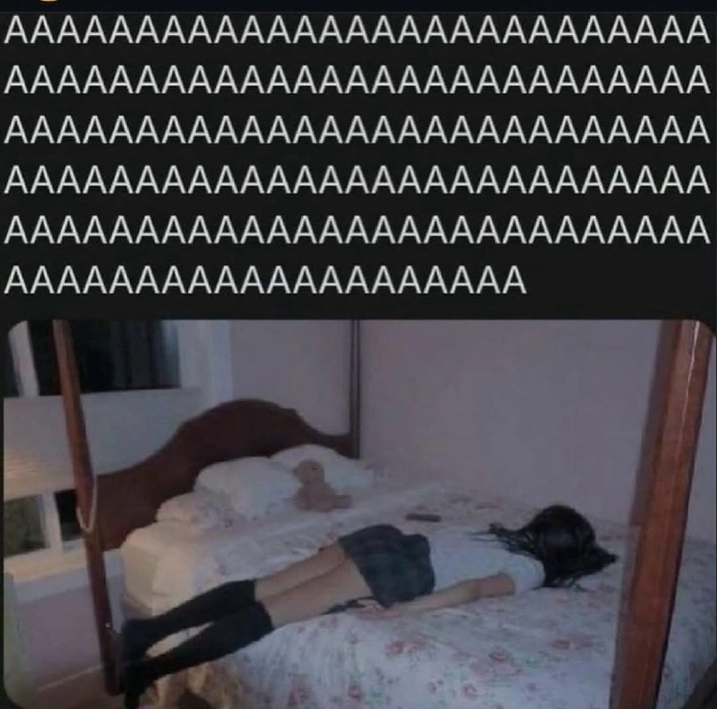 女人躺在床上。