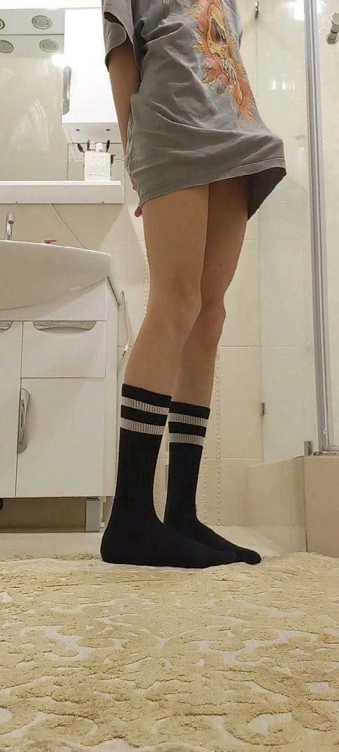 穿着黑袜子和黑衬衫的女人。