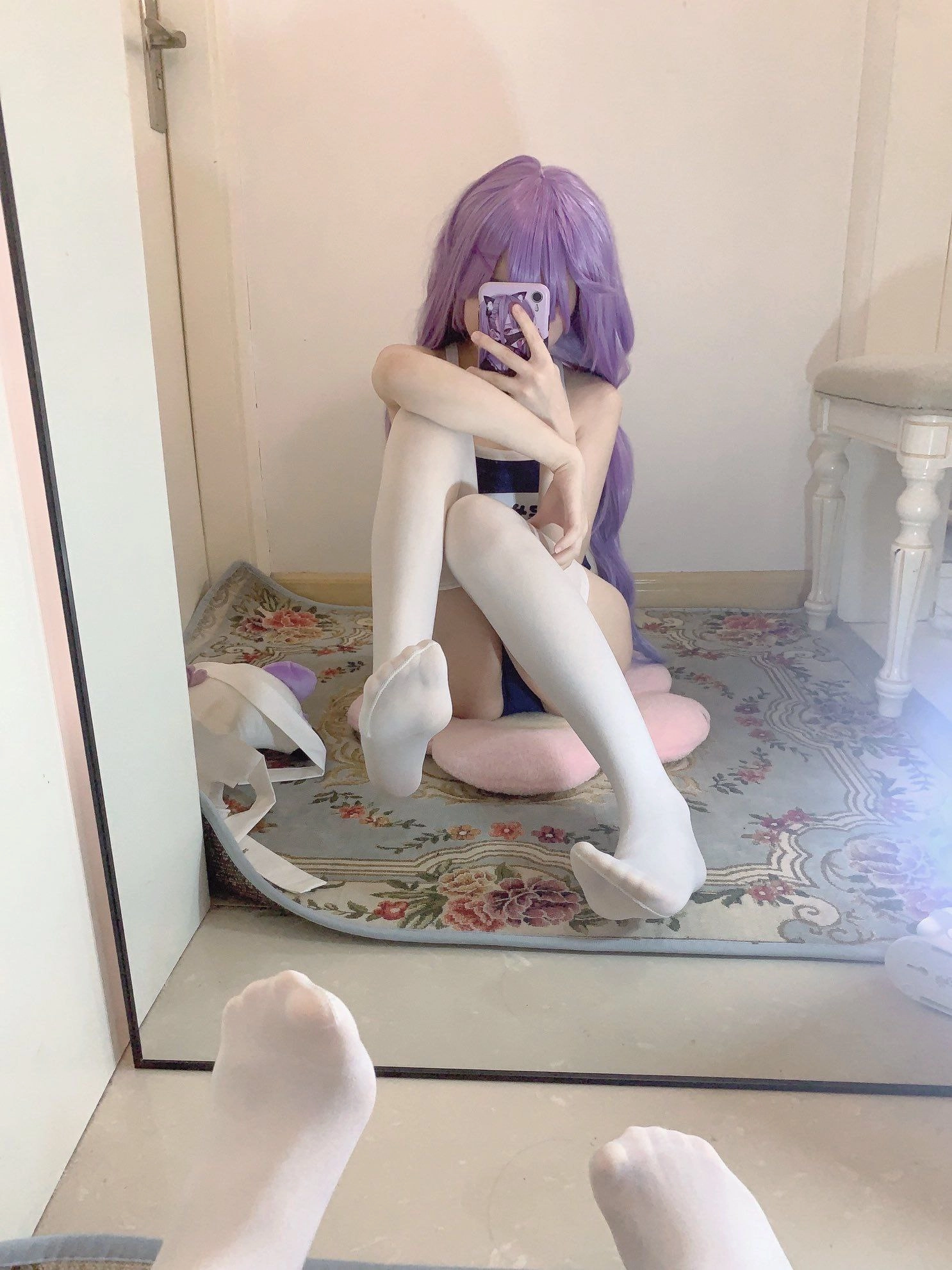 女人在镜子前拍自拍。