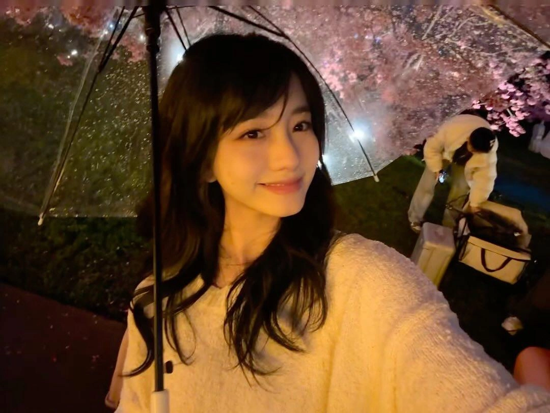 长头发的女人拿着伞。