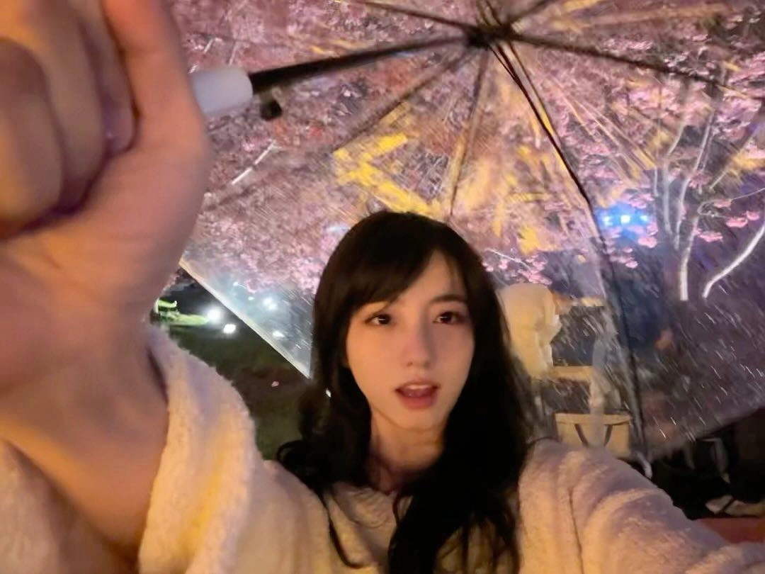 长头发的女人拿着伞。