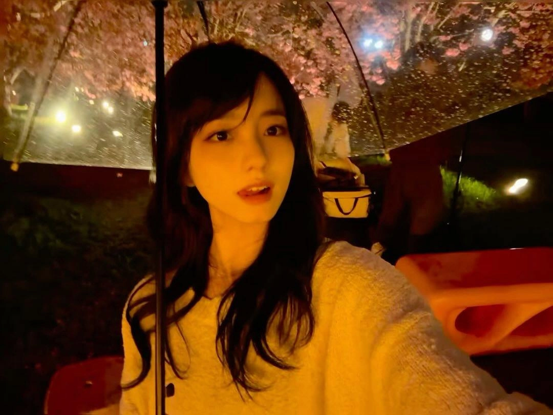 长头发的女人拿着伞。