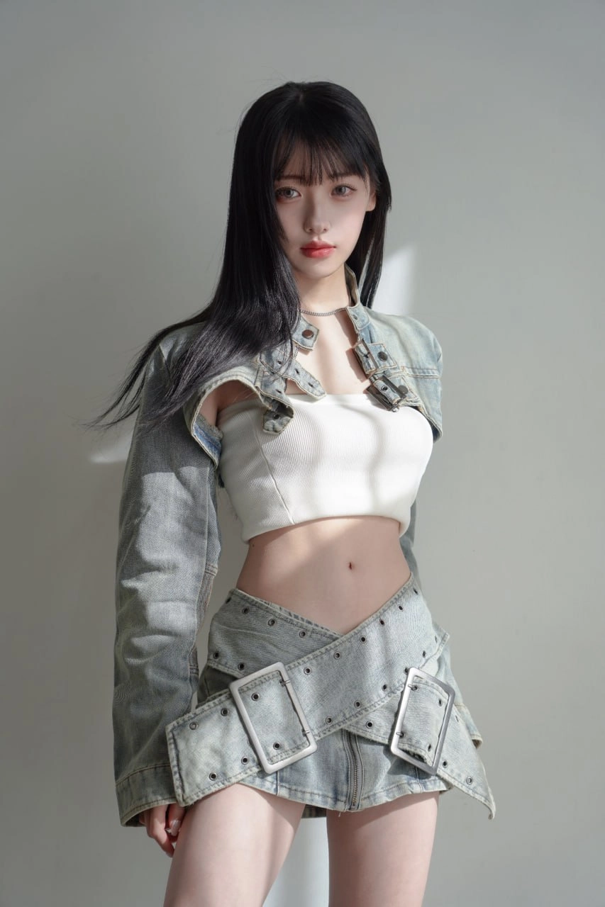 穿着蓝色夹克和白色顶部的女人。