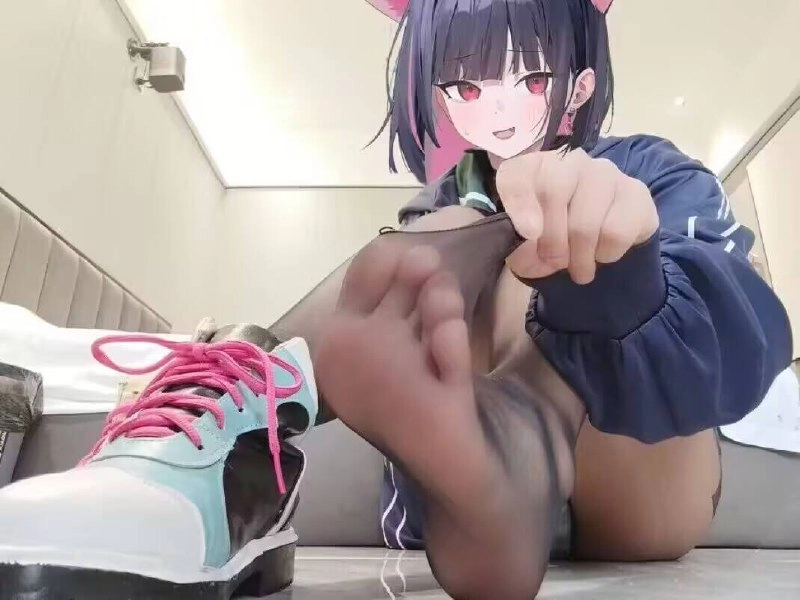 穿着粉红色的鞋子的女孩握着一个女人的脚。