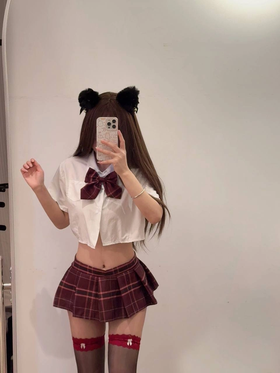 穿着白色衬衫和黑色弓的女孩拍了一张自拍。