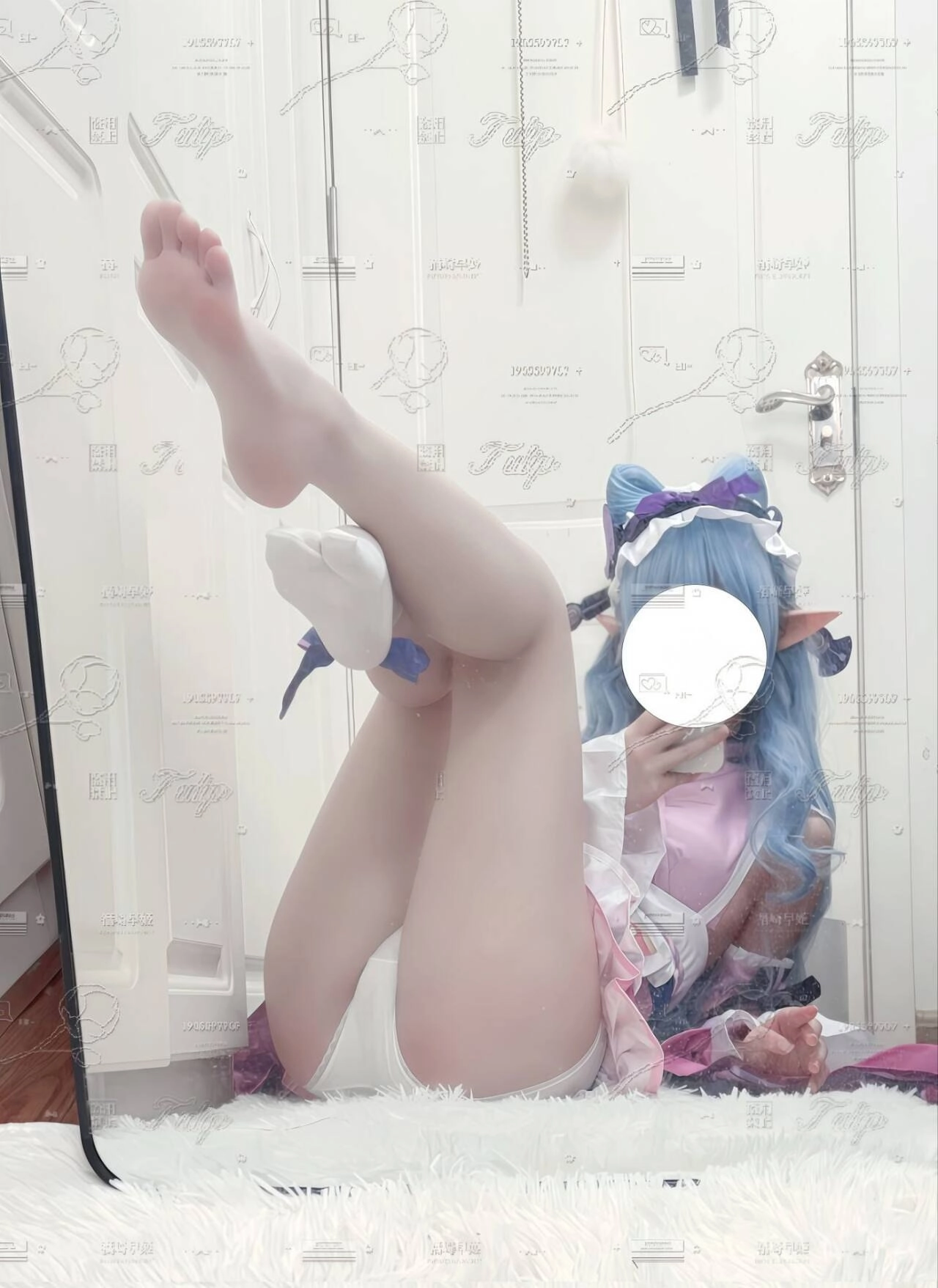 蓝头发和白色裙子的女人正在拍照。