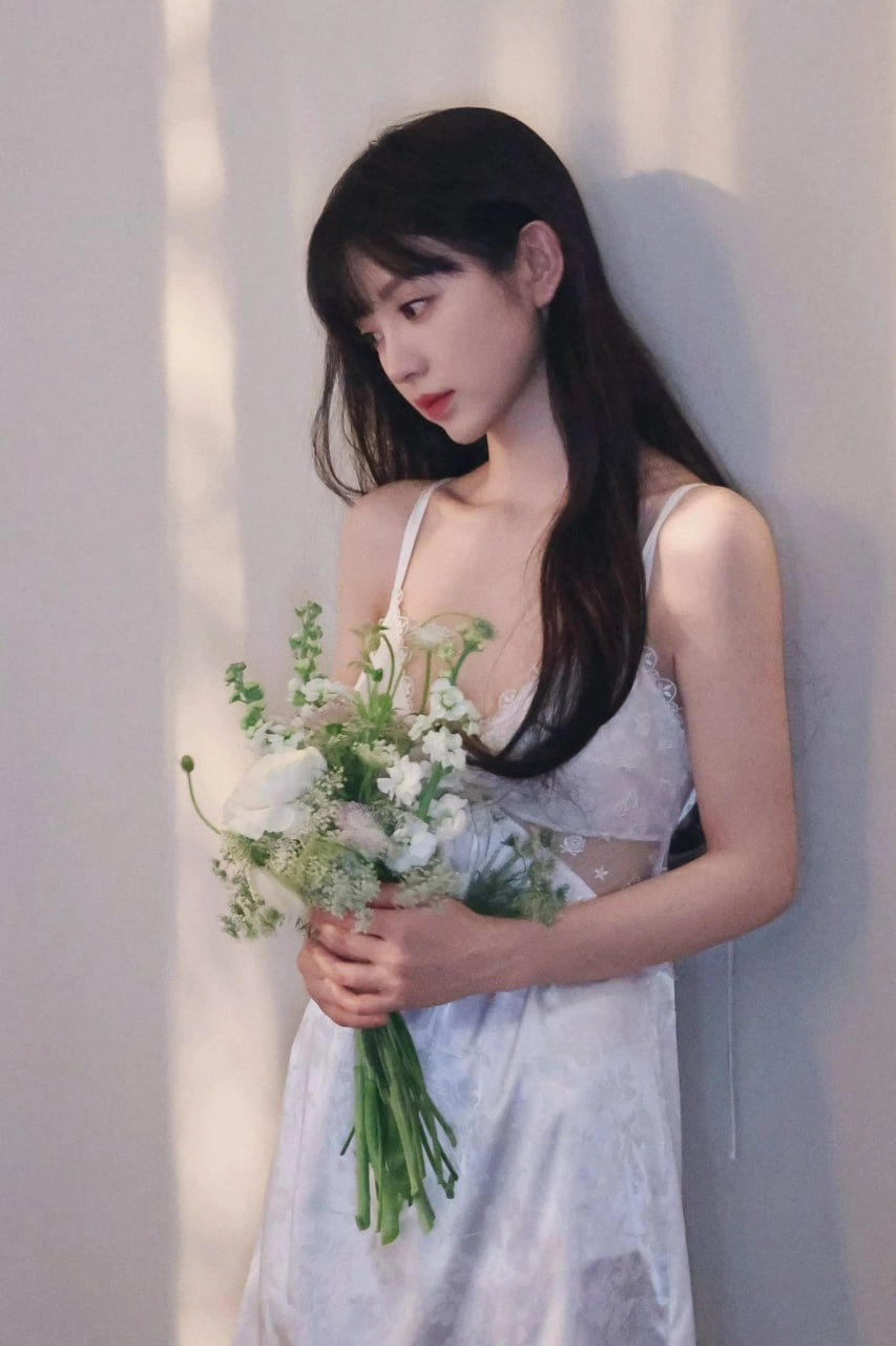 长头发和一件棕色衬衫的女人。