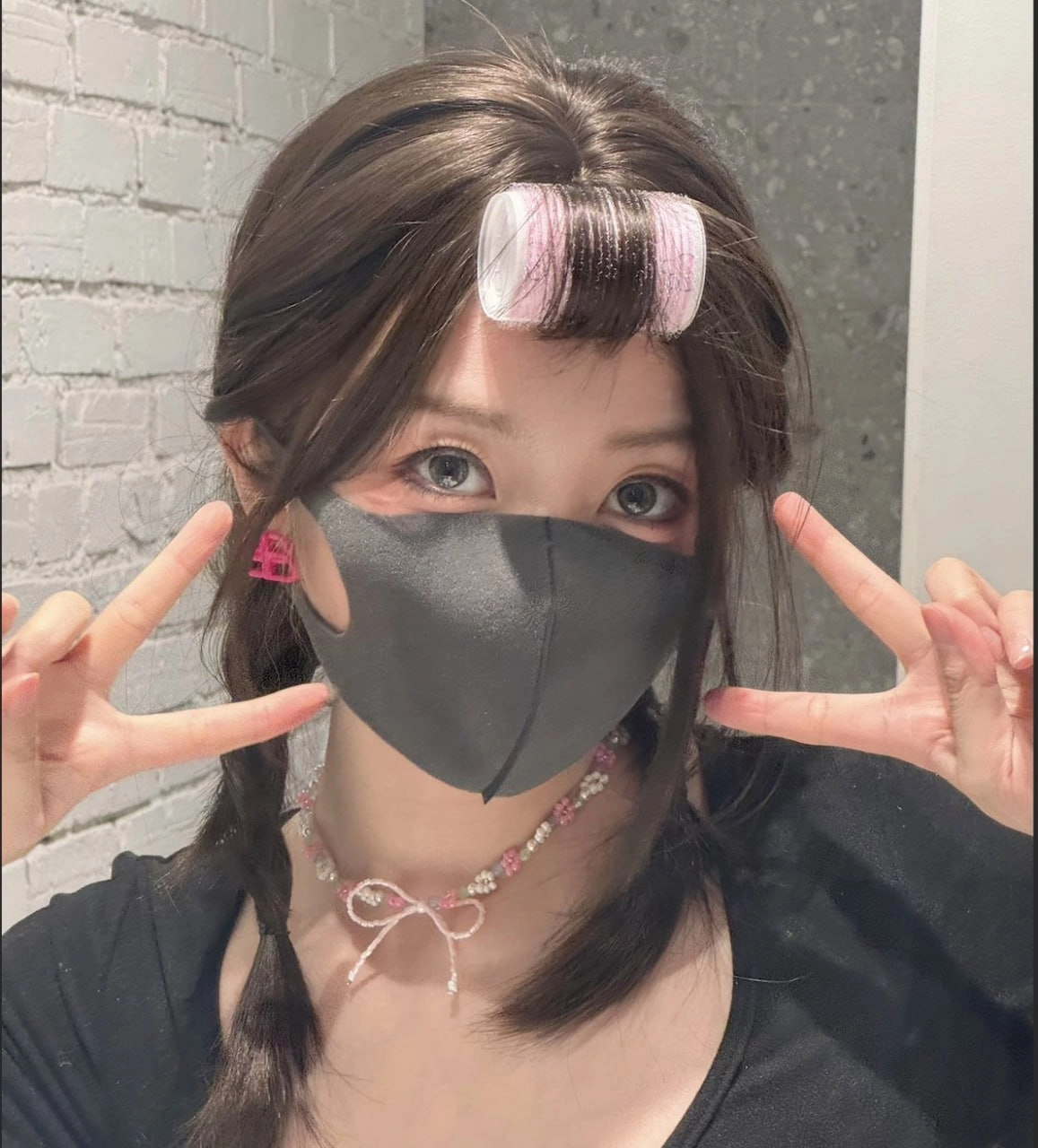 女孩戴着面具,拿着和平的标志。