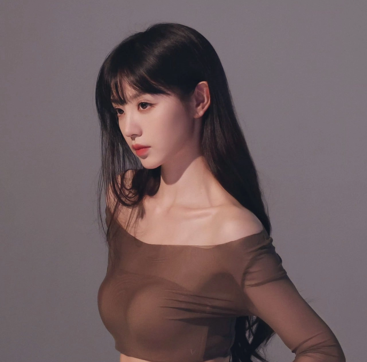 长头发和一件棕色衬衫的女人。