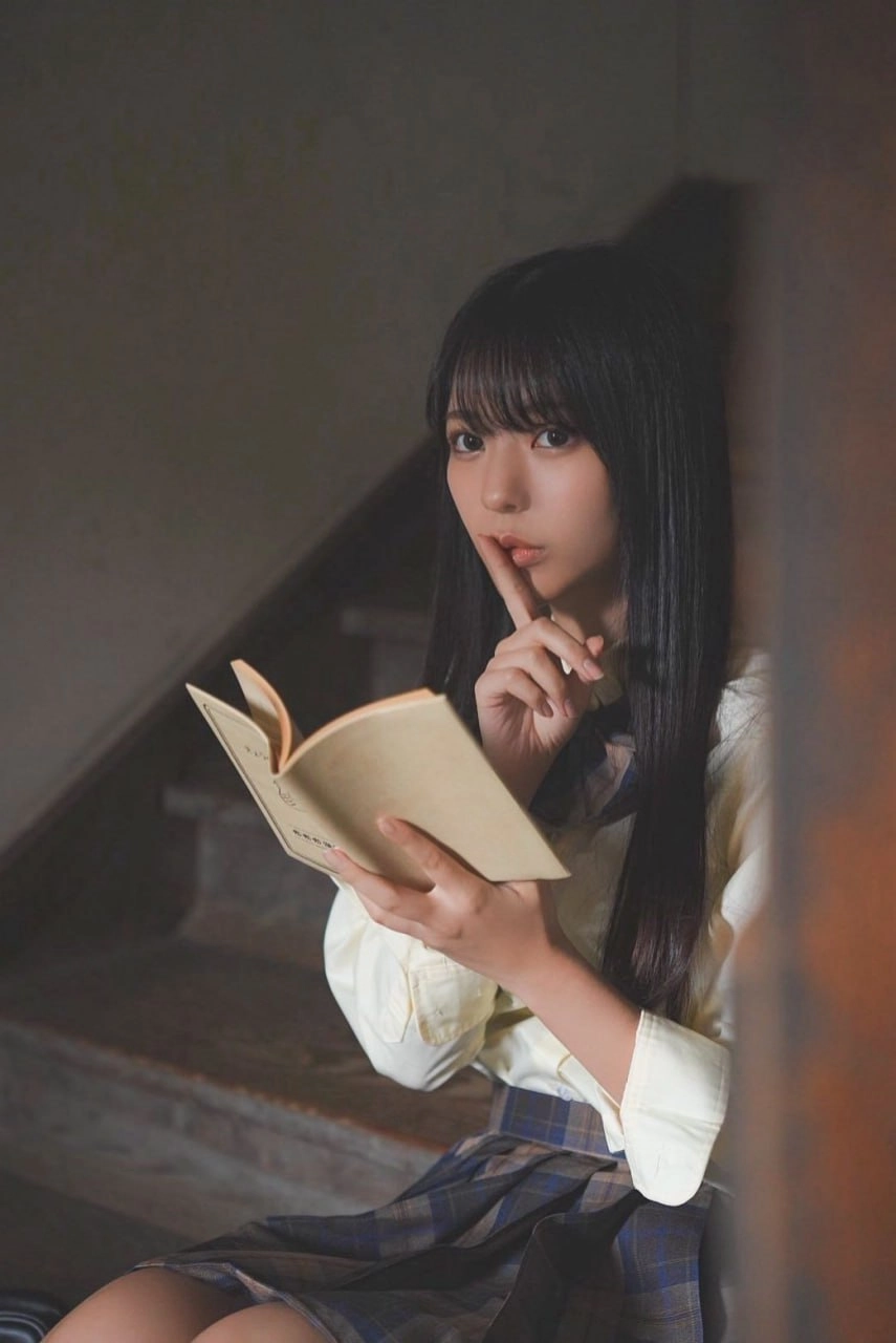 女人手里拿着一本书。