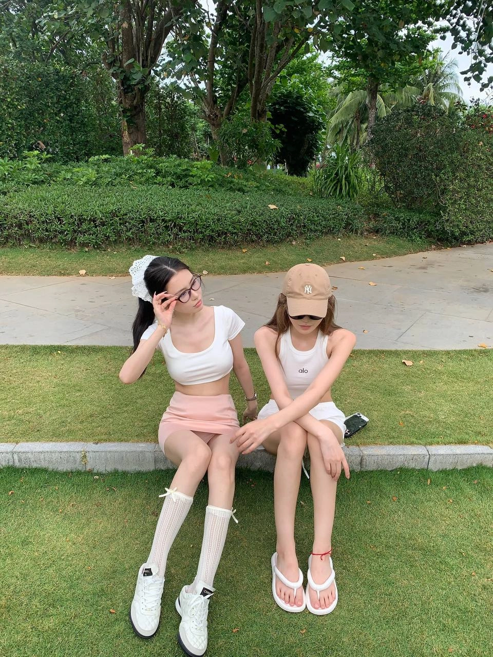 戴着眼镜和一件白色衬衫的女人。