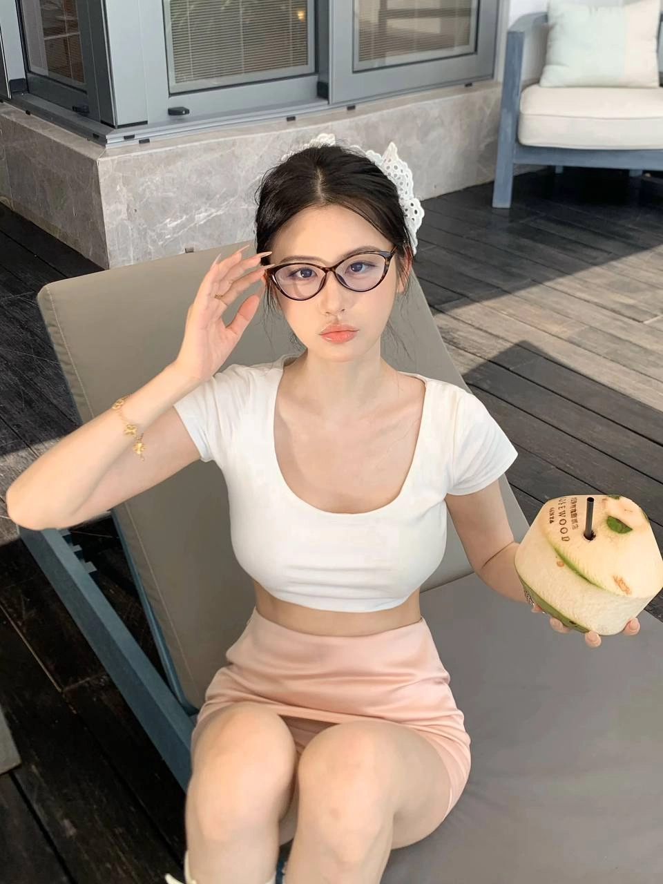 戴着眼镜和一件白色衬衫的女人。