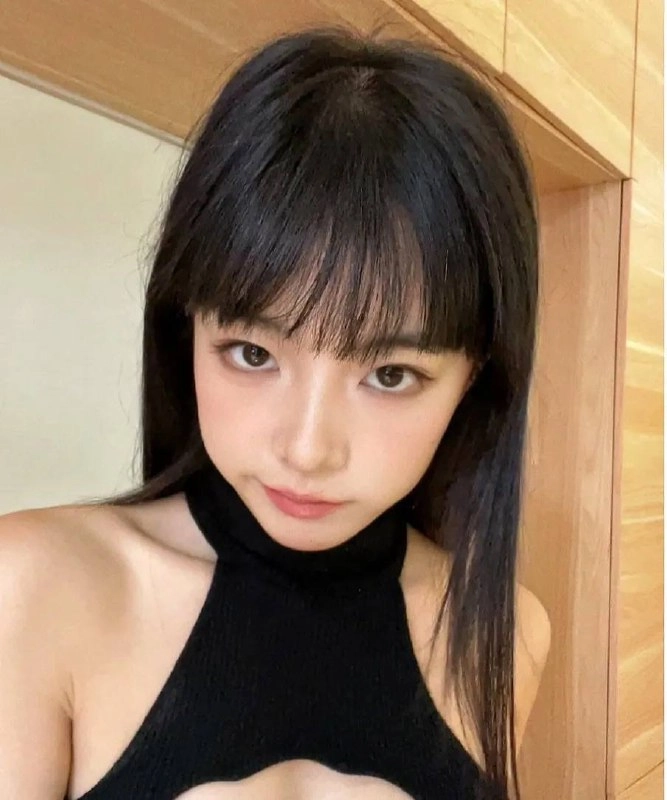 黑头发和一件黑衬衫的女人。