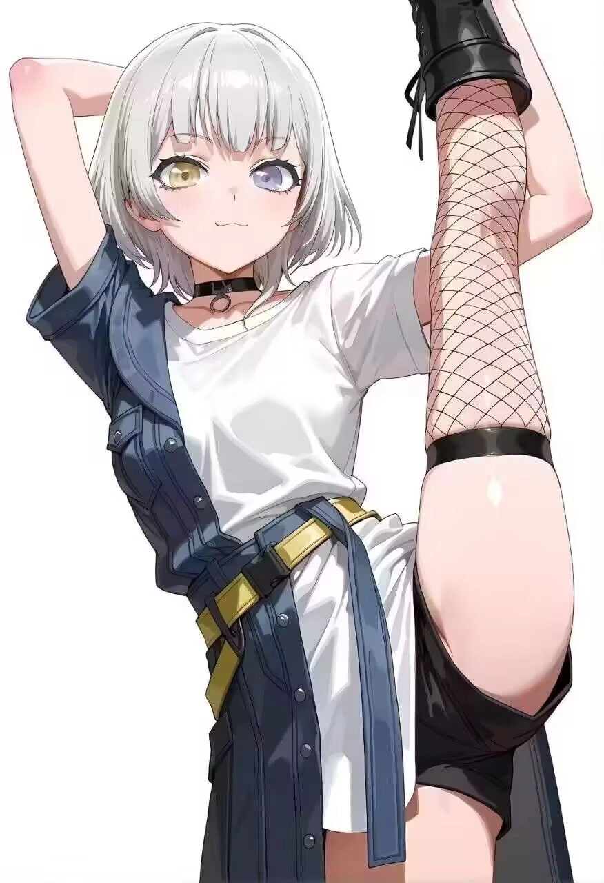 穿着白色衬衫和黑色袜子的女人为一张照片。