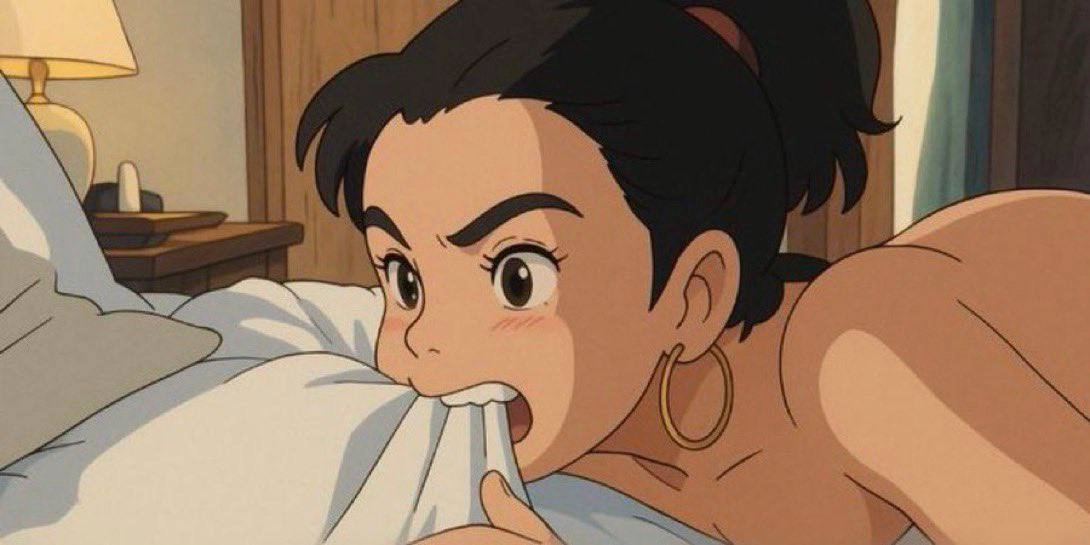 戴着马尾巴的女人正在咬枕头。