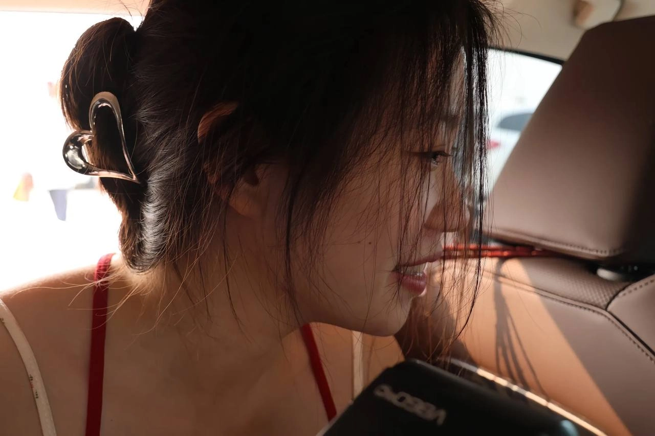 女人在一辆车里带着一束花。