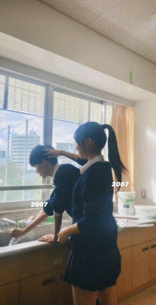 女孩拥抱一个穿着足球衬衫的男孩。