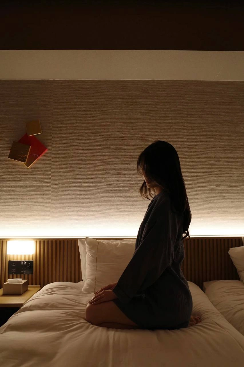 女人站在一个昏暗的房间里。