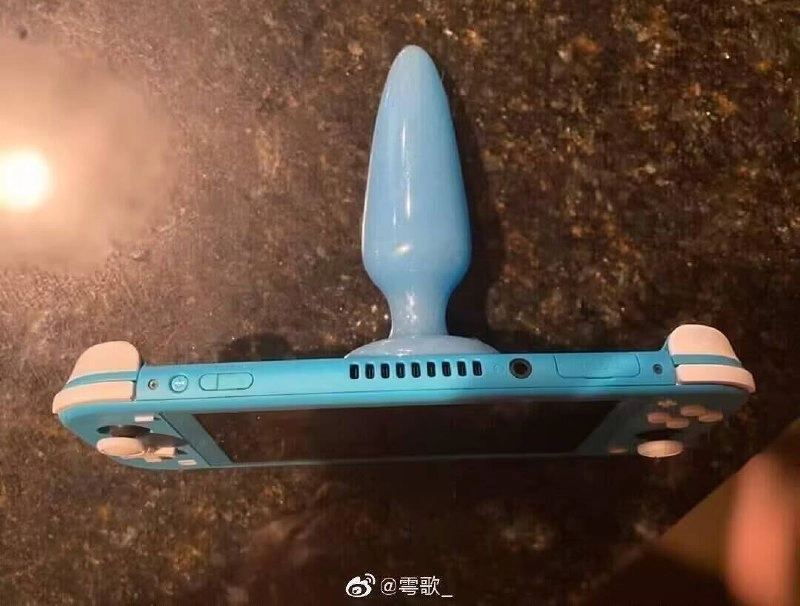 蓝色的玩具,上面有一个迪尔多。