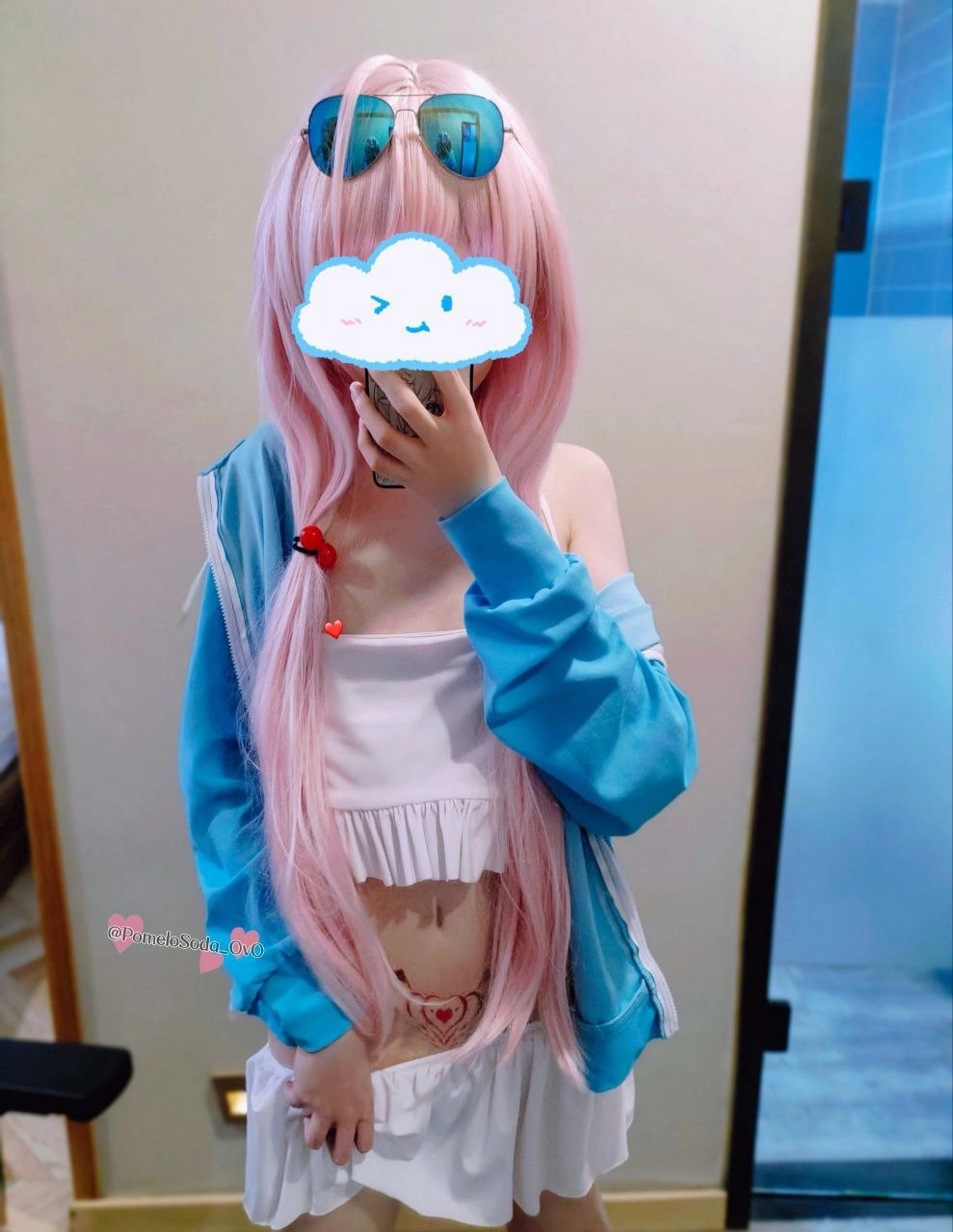 红发和蓝色夹克的女孩拍了一张自拍。