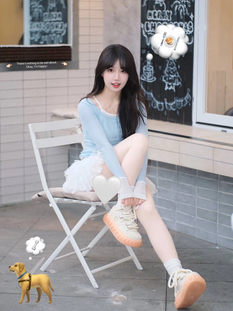 长头发和蓝衬衫的女人拿着一个杯子。