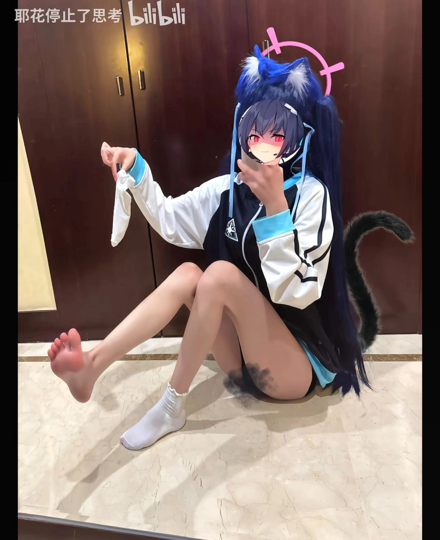 一位戴着猫头带的女人拍自拍。