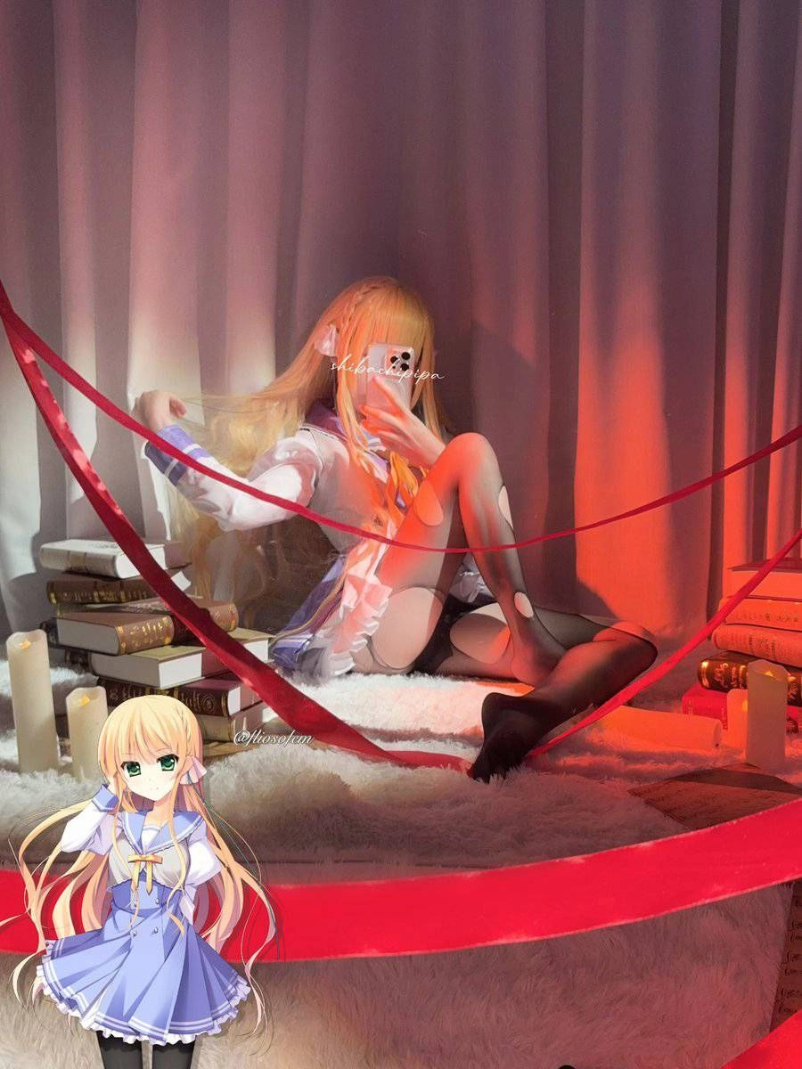 女孩在一堆书面前拍自拍。