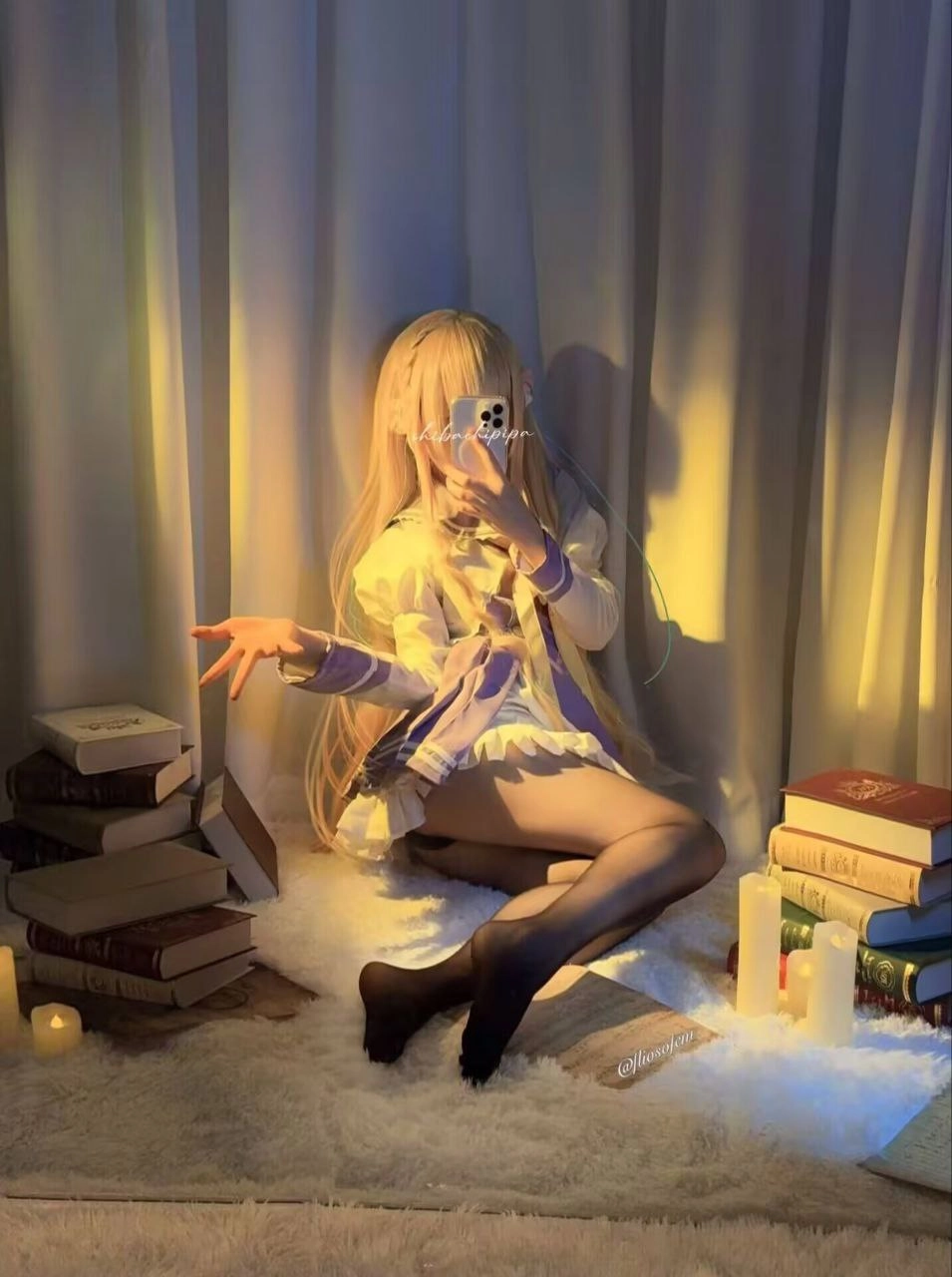 女孩在一堆书面前拍自拍。