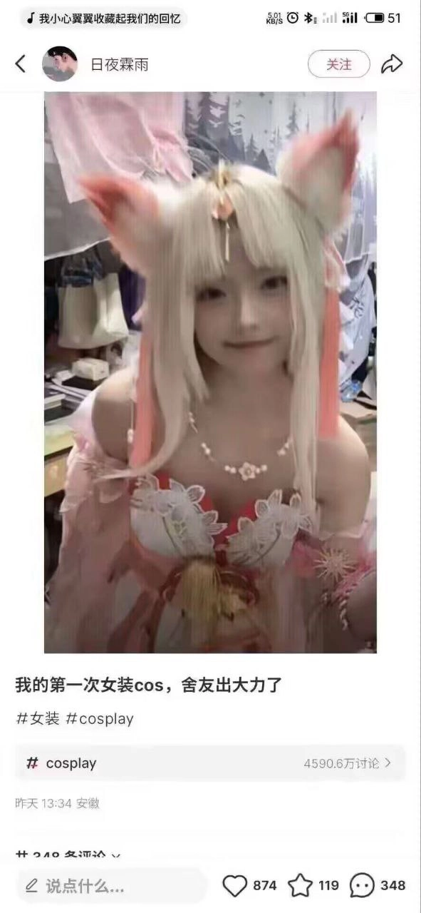 穿着白色胡子和粉红色的裙子的女孩。