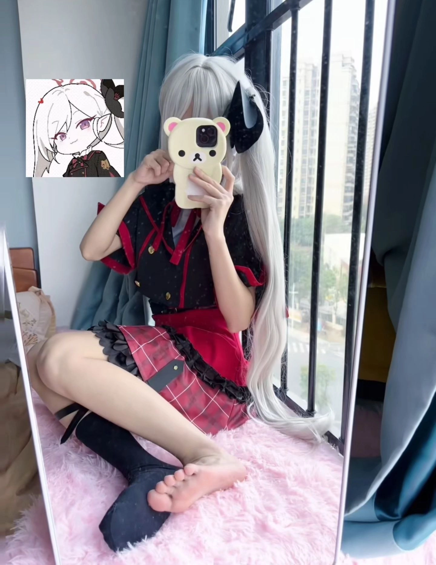 女孩和一只泰迪熊拍自拍。