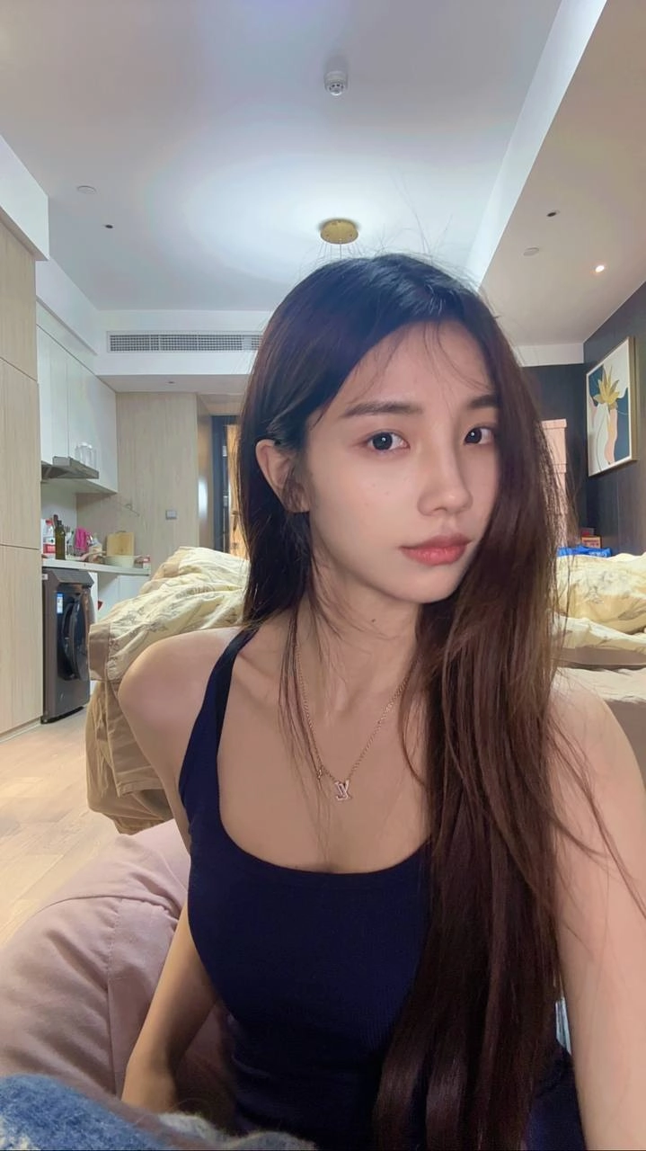 长头发的女人和一个蓝色的坦克顶部。