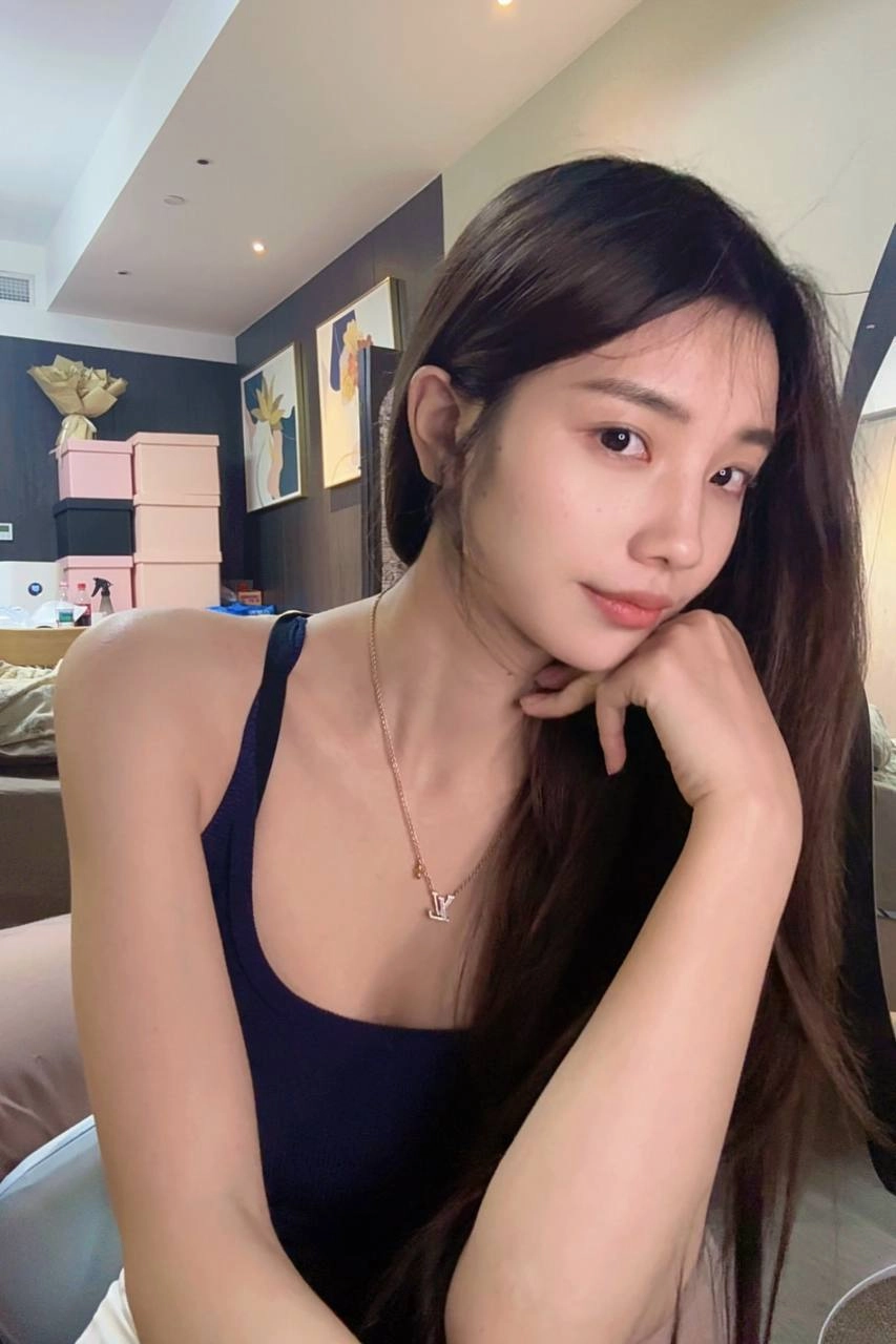 长头发的女人和一个蓝色的坦克顶部。