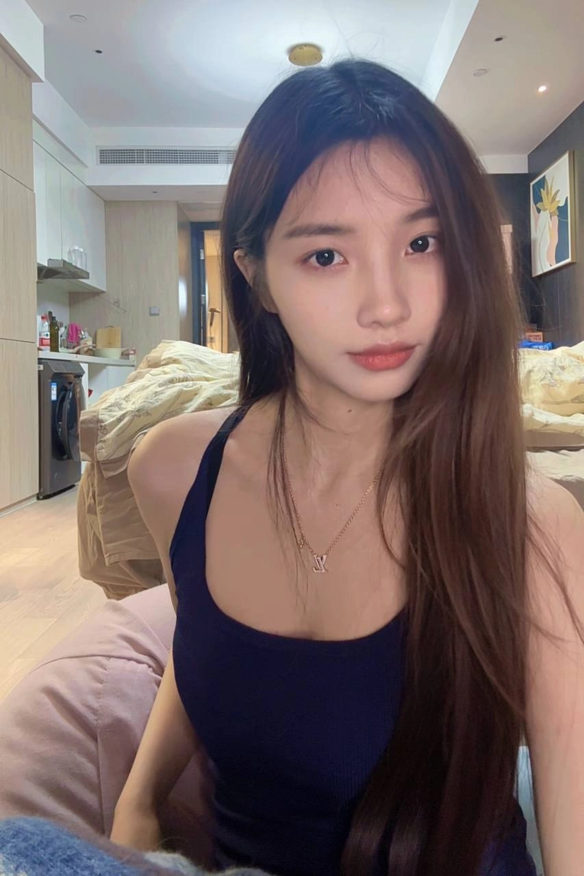 长头发的女人和一个蓝色的坦克顶部。