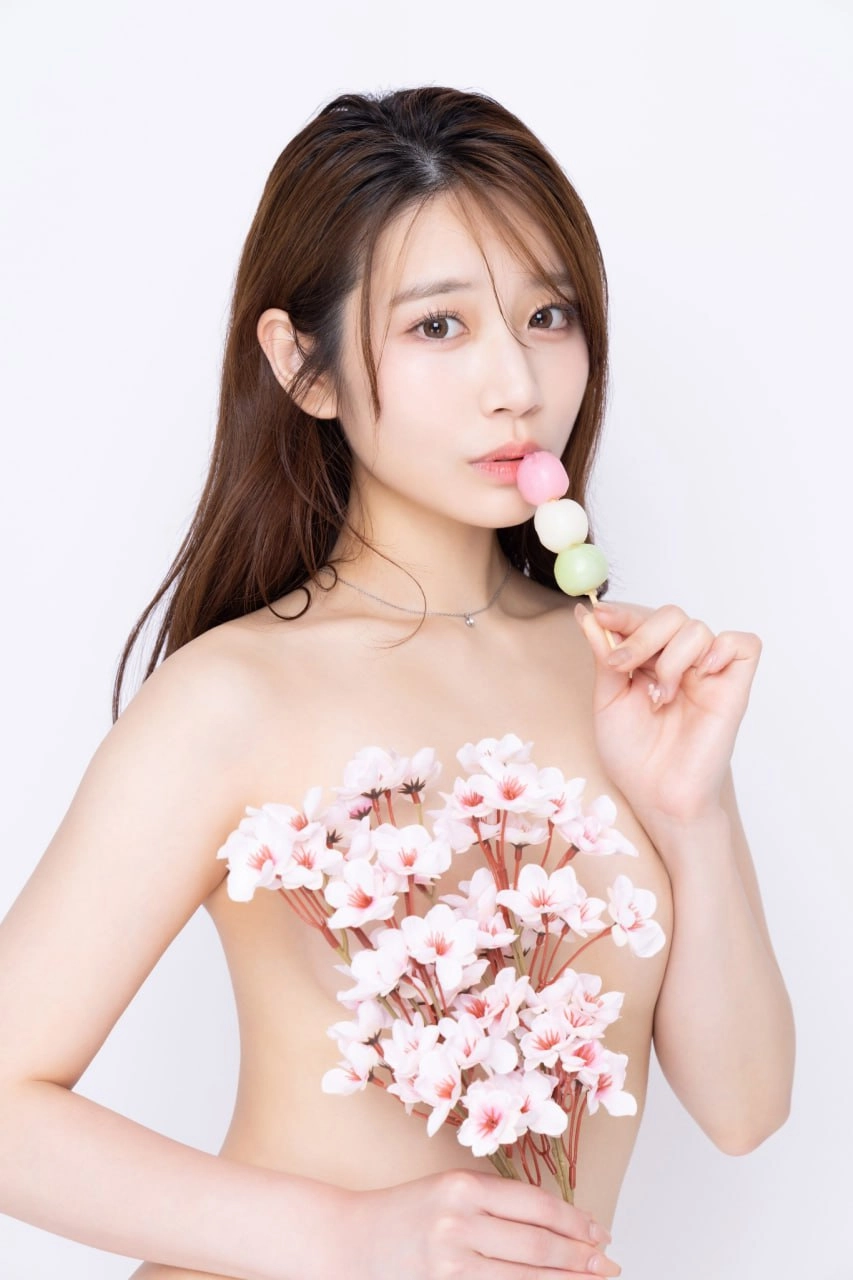 女人的胸部上有一朵花纹身,她吃了一只狼。