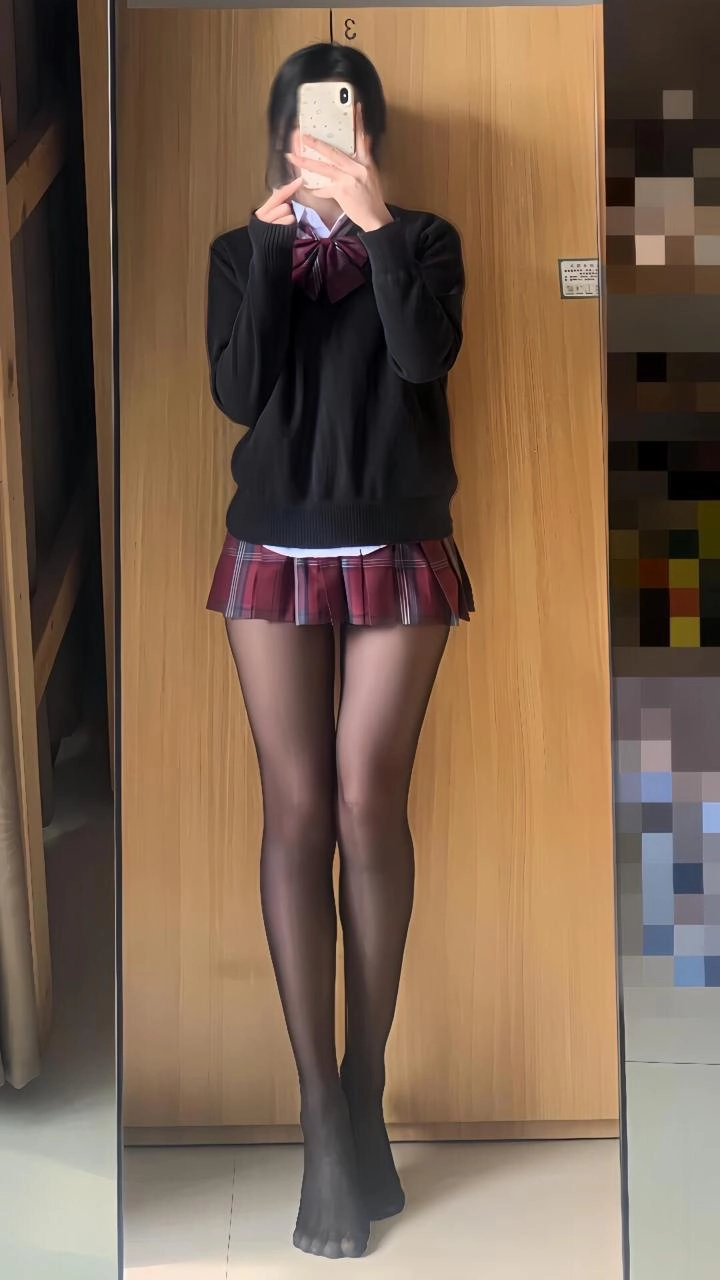 女孩穿着灰色衬衫和一个的裙子为一张照片。