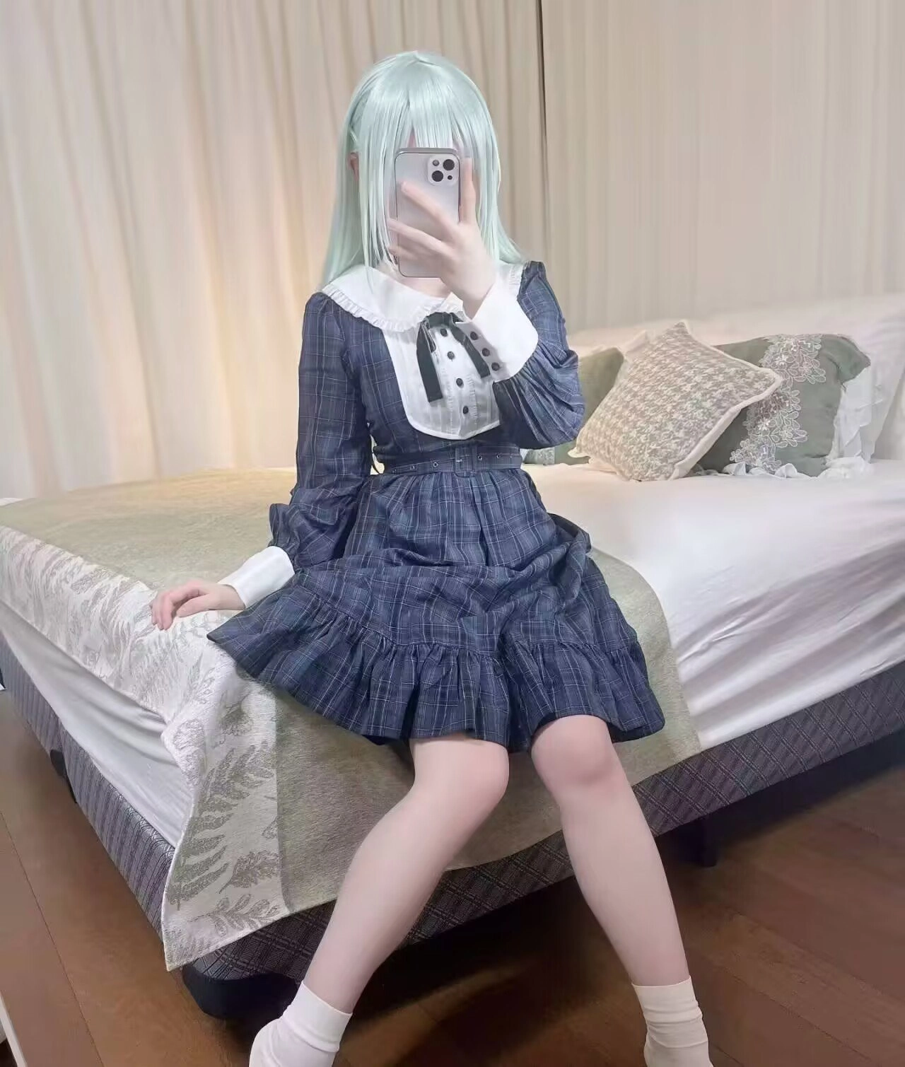 穿蓝色衣服的女人拍了一张自拍。