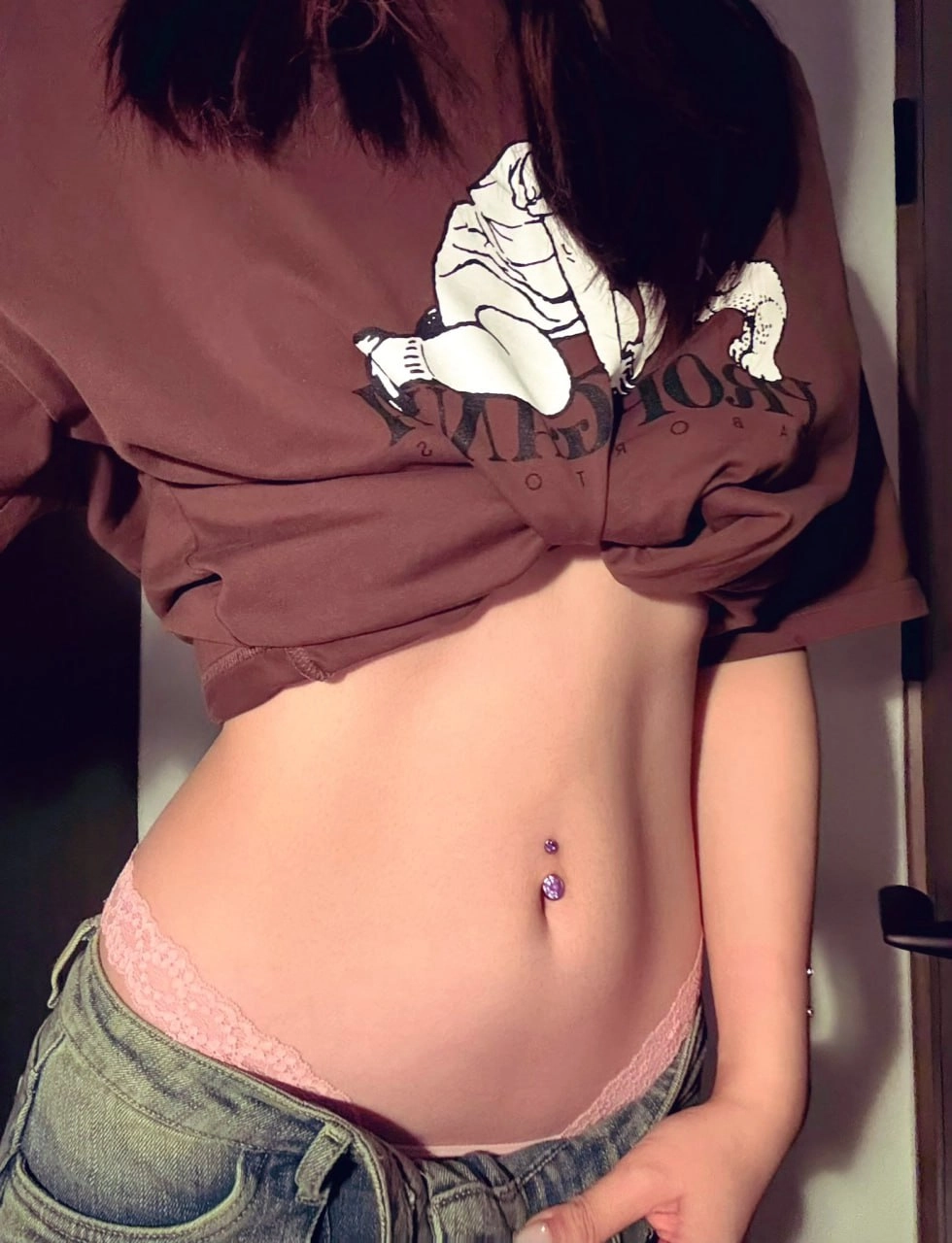 穿着腹部按钮穿着棕色衬衫的女人。