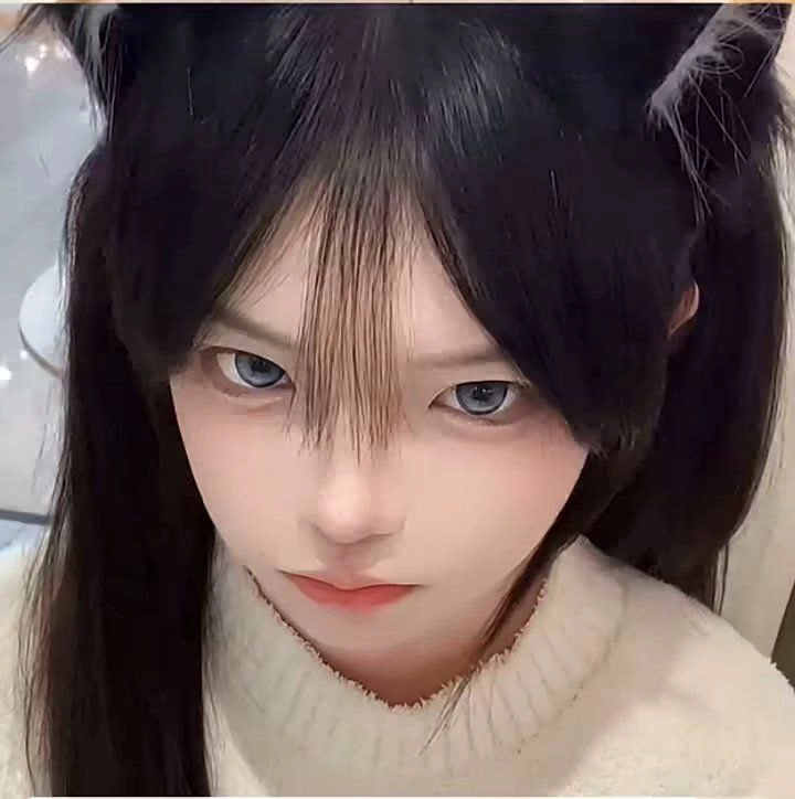 黑头发的女孩和一件白色衬衫。