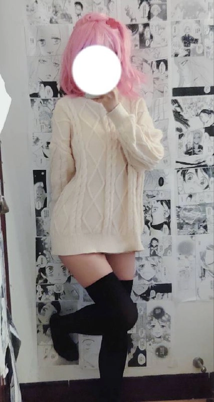 穿着白色衬衫和黑色衬衫的女人为一张照片。