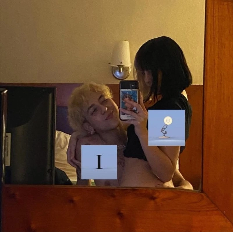 男人和一个女人在镜子里自拍。