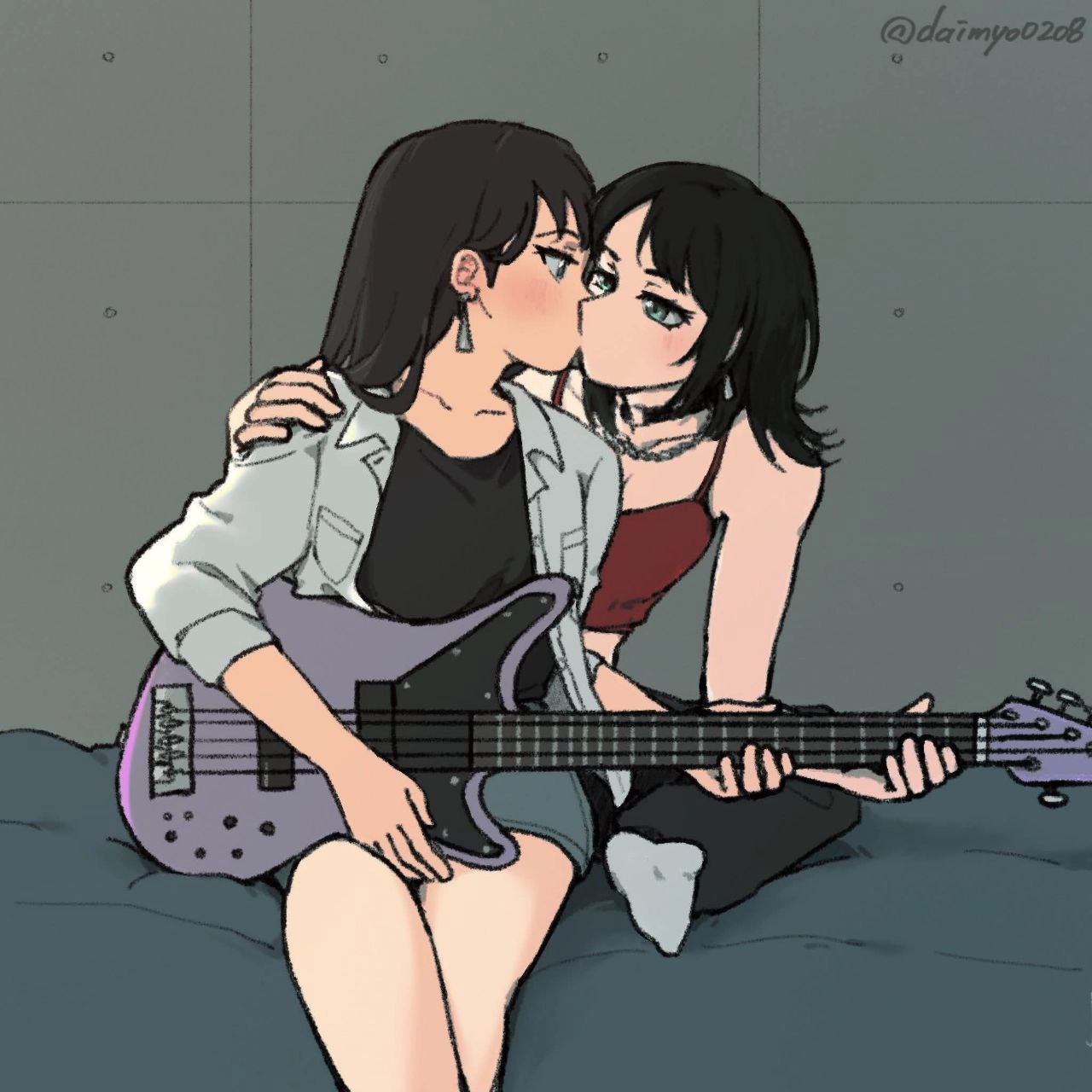 两个女孩接吻,拿着吉他。