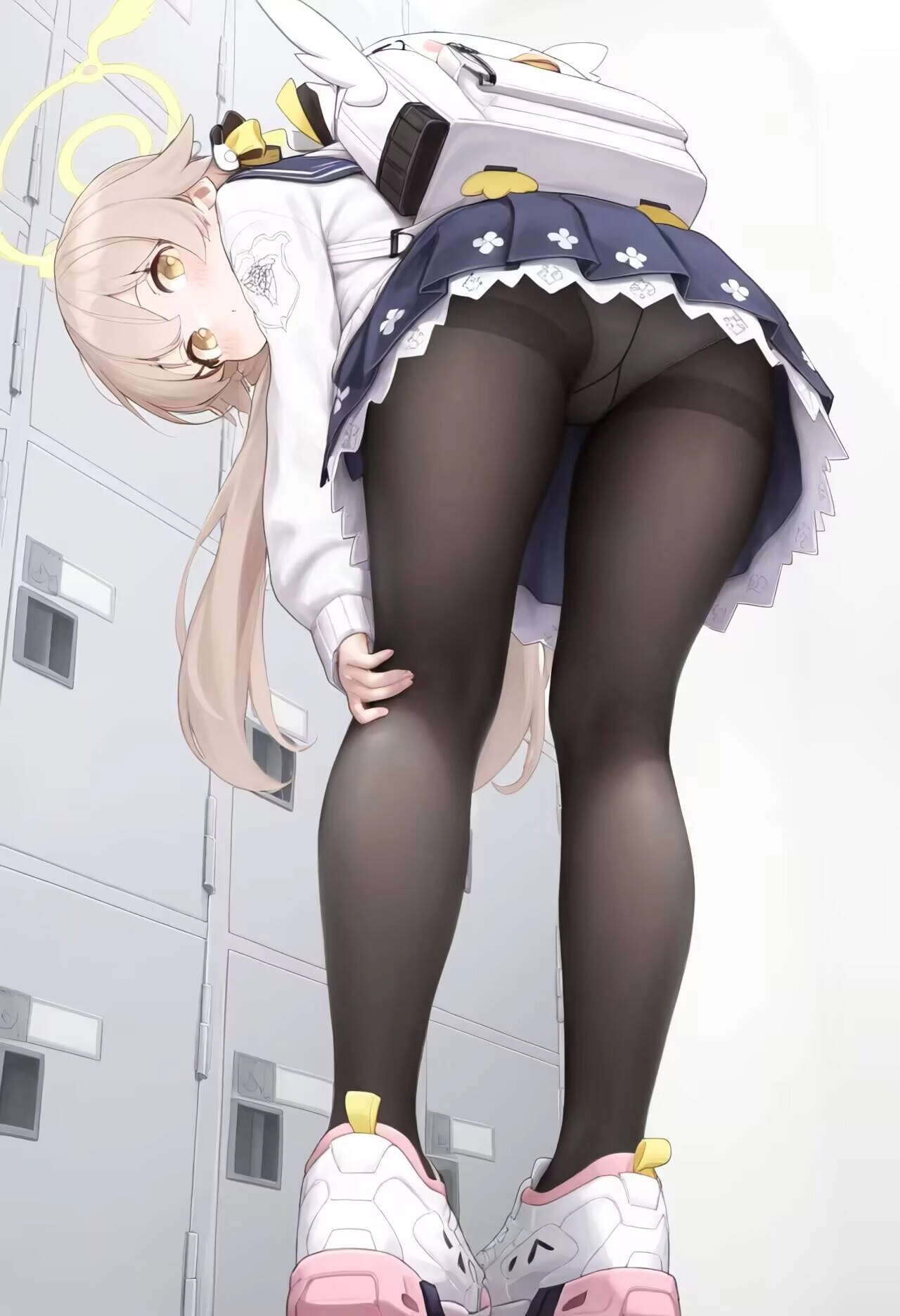 一系列的卡通图像的女孩穿着学校制服。