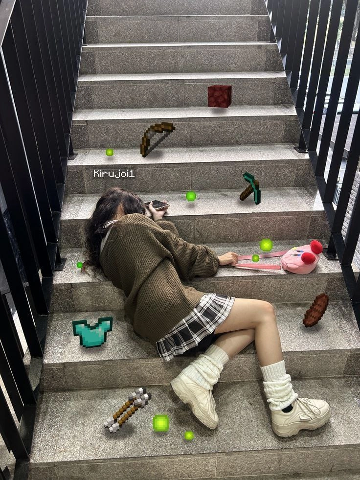 女孩在手机上玩Minecraft。