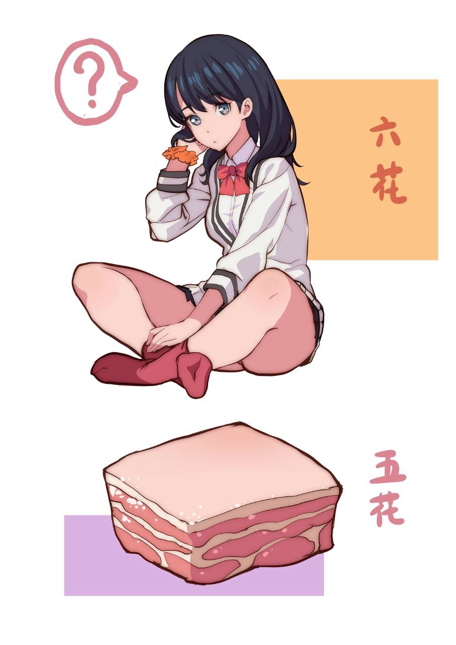 女孩坐在沙发上,手里拿着一块肉。