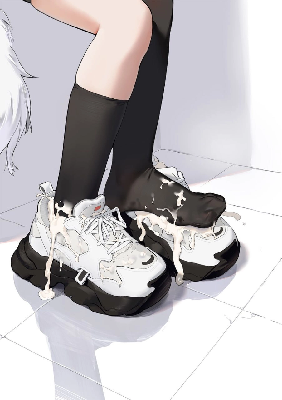 一对白色鞋子,带白色袜子和黑色鞋子。