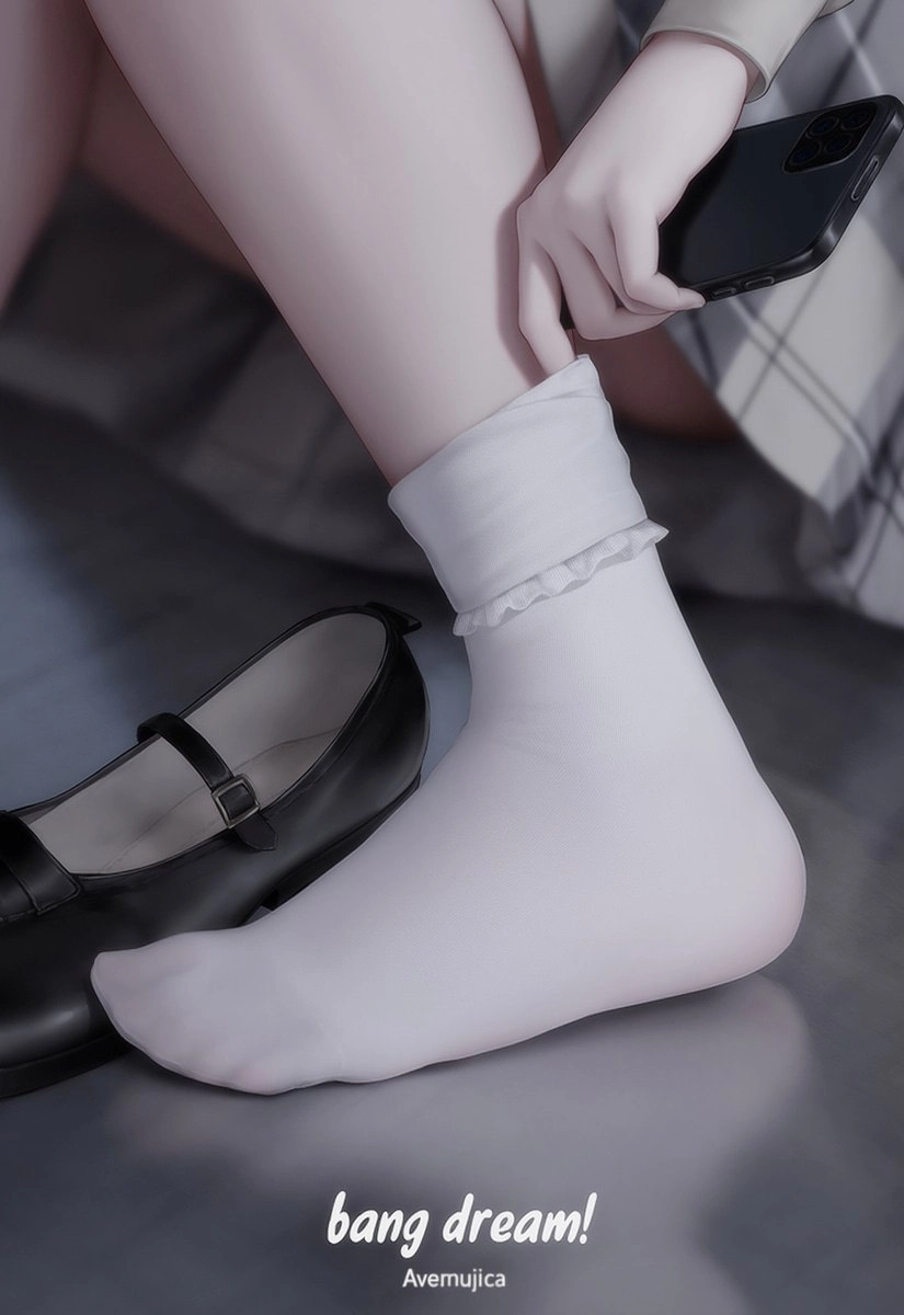 女人的脚,一件白色的袜子和一件黑色的鞋子。