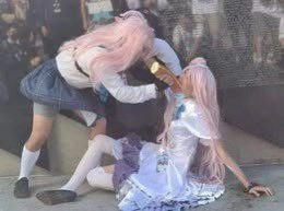 两个女孩为啤酒而争吵。