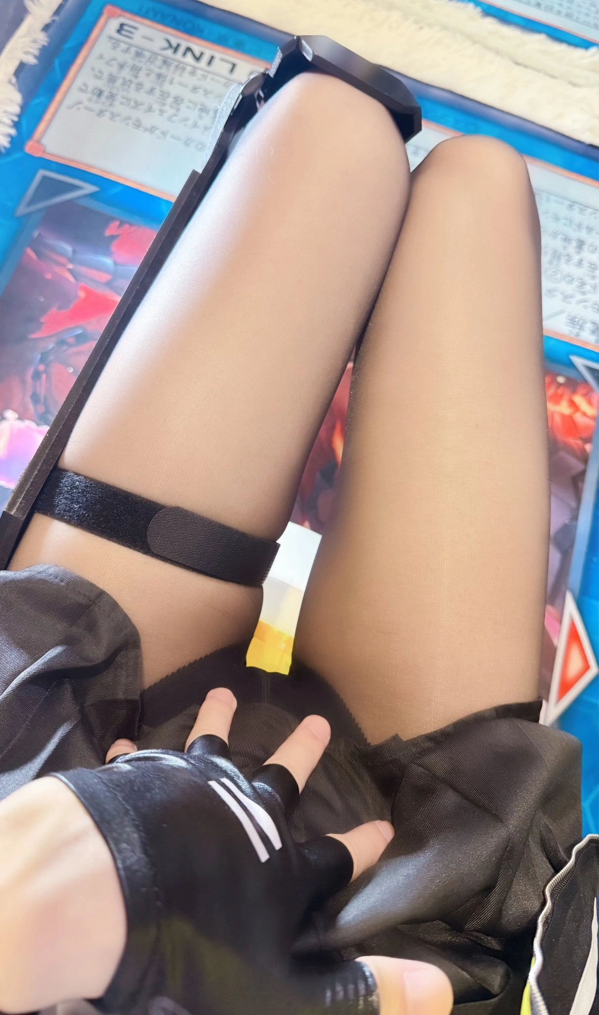 穿着黑裤子和黑裙子的女人。