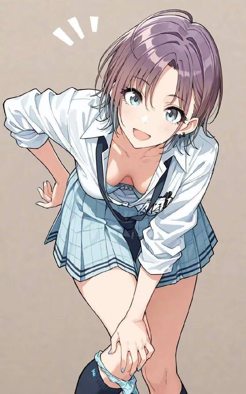 穿着白色衬衫和蓝色裙子的女人。